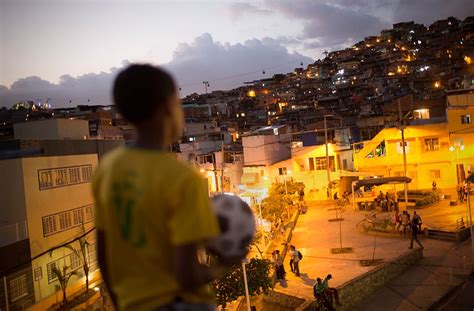 The house, located in the renowned portobello area one hour from río's centre, is 6,265 square metres, has six suites, a helipad, a swimming pool, tennis courts, a gynasium, a subterranean cave and its own pier. Marcas Das Ruas! | Brasil favelas, Favelas brasileiras ...