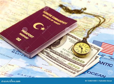 Turecki Paszport Dolary Z Kieszeniowym Zegarkiem Na Usa Mapie Zdj Cie