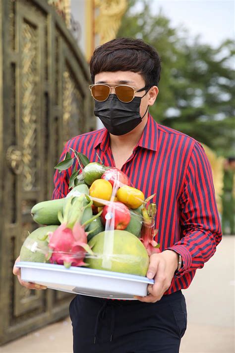 Nhiều người thắc mắc vì sao anh hoài linh lại đi nhiều với ông võ hoàng yên như thế, lại còn cho đệ tử đi học và chính bản thân hoài linh cũng ngồi học ông yên. Sao Việt đổ về nhà thờ trăm tỷ của Hoài Linh ngày giỗ Tổ nghề