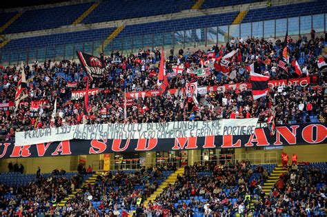 Milan La Curva Sud Omaggia Abbiati Lultimo Saluto Di San Siro Ad Un