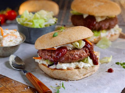 Take your hamburgers to a new culinary level. Rask hamburger med coleslaw | Oppskrift | Meny.no