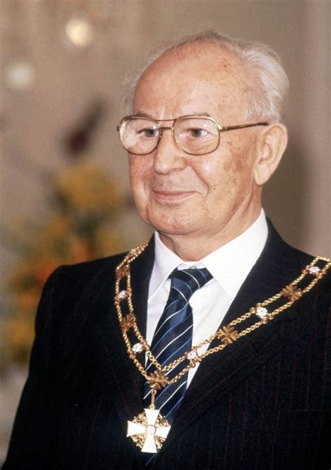 Zdánlivě nesourodý mix témat nabídla novinka pražského švandova divadla ať vejde ten pravý, která se stala jednou z prvních premiér vítajících po osmi měsících opravdové diváky. GALERIE: Syn Gustáva Husáka (†78) Vladimír (70) promluvil ...