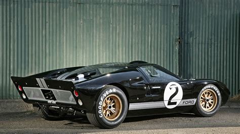 It is equipped with a 6 speed f1 transmission. Ford GT40 - review, history, prices and specs | evo