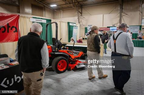 Zero Turn Mower Photos And Premium High Res Pictures Getty Images