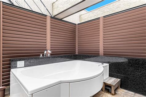Anleitung herzlichen glückwunsch zu ihrem neuen whirlpool design und fertigung wir sehen unsere verpflichtung darin, hohe maßstäbe hinsichtlich design und fertigung anzulegen und kleiner whirlpool halbversenkt mit holzumrandung. Whirlpool anschließen » Anleitung in 5 Schritten