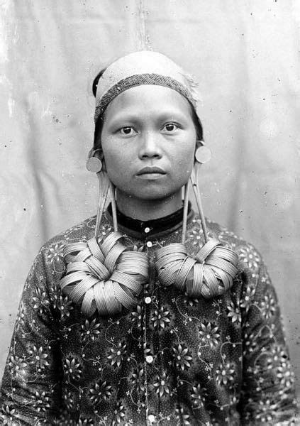 Potret Wanita Dayak Ca1900s Grote Oorbellen Borneo Vrouw