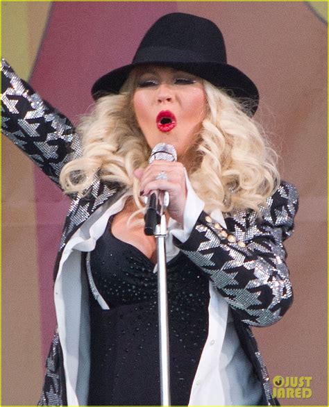 Pregnant Christina Aguilera Performs With Her Tiny Baby Bump Photo