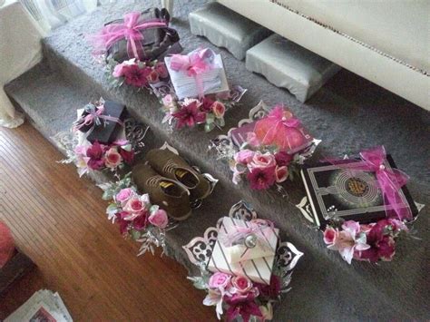 Buttercream rosses & fondant words character price: Hantaran perkahwinan yang simple | Idea gubahan hantaran ...