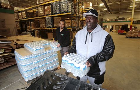 Bottled Water Turned Into Spectacles In Us City Of Flint World