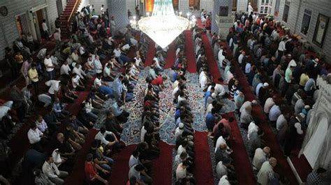 Ramazan imsakiyesi 18 Nisan 2022 Pazartesi teravih namazı saat kaçta