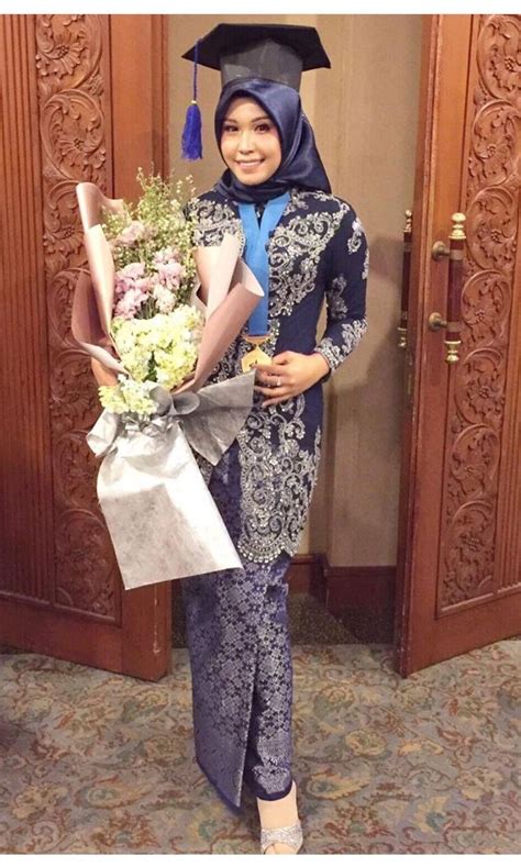 May 20, 2021 · iis pakai long dress hitam lengan panjang yang simpel nan. √ 50+ Inspirasi Kebaya Lengan Panjang Terbaru Kekinian