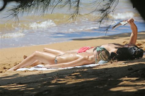 Nackte Margot Robbie In Beach Babes
