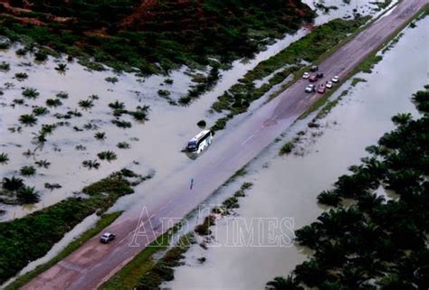 Saya minta, seluruh tumpukan karung goni berisi tanah dibersihkan dari kawasan hutan kota ini, kata bobby dalam keterangan tertulis yang kompas.com terima, sabtu (5/6/2021). Banjir di Pahang, Johor tidak banyak perubahan - Air Times ...