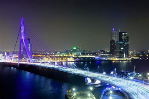 Seit über 40 jahren werden in den vororten den haags zucchini angebaut und geerntet. Erasmus-Brücke in Rotterdam, Niederlande | Franks Travelbox