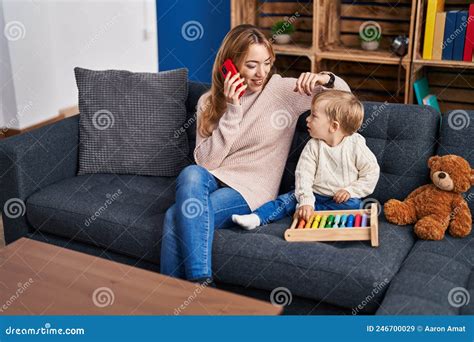 Madre E Hijo Hablando En El Smartphone Y Jugando Con Abacus En Casa