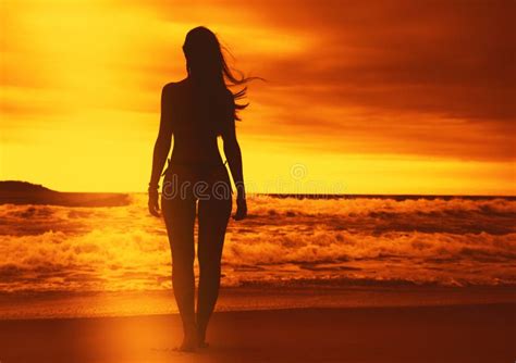 Hermosa Mujer En Bikini En La Playa Al Atardecer Foto De Stock Hot