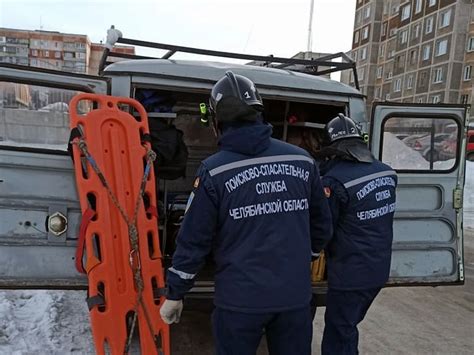 В Магнитогорске спасатели помогли отнести в «скорую помощь» грузного ...