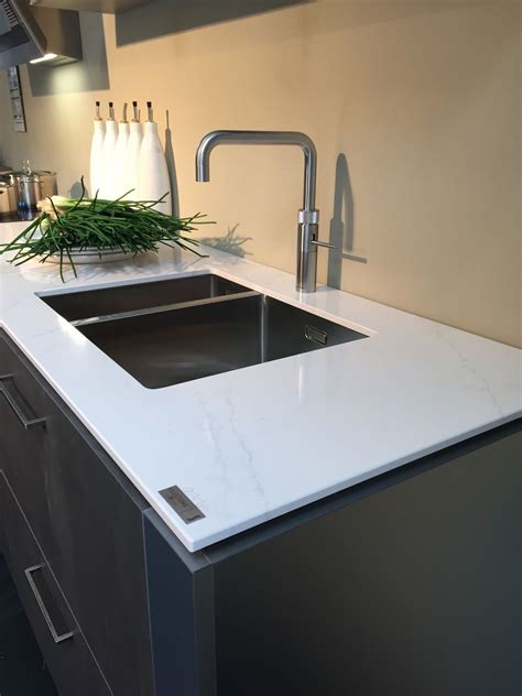 Las encimeras de cocina silestone consiguen crear un material sofisticado y elegante. Encimera de Silestone® - STATUARIO - Cosentino - para ...