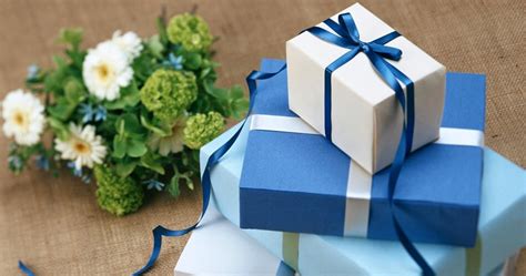 Majlis kahwin dia hujung minggu ini aku tak ada idea nak bagi apa, kalau kau ada idea menarik tak? rasanya senario seperti ini sering kali berlaku pada kita bukan, apatah lagi insan yang baru berkahwin itu adalah kawan baik sendiri. Idea Hadiah Kahwin Untuk Pengantin Baru | Blog Kahwin