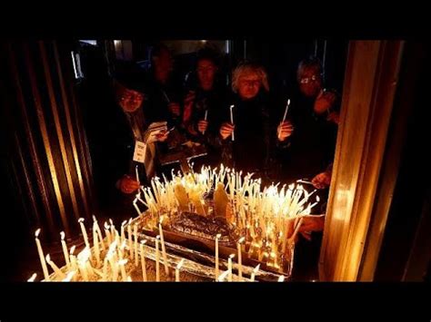 Theophilos iii leitet der tradition nach die christmette in der. Orthodoxe Christen feiern Weihnachten - YouTube