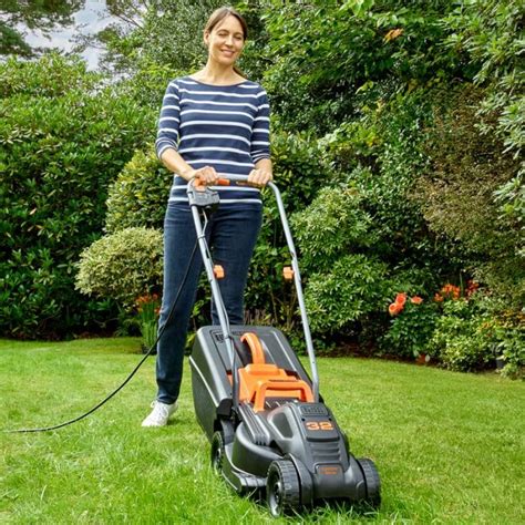 5 Reasons To Hire A Professional Lawn Care Service 2022 Guide Urban
