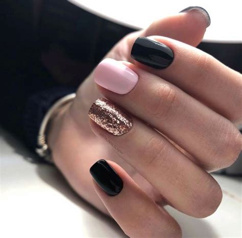 La manicura negra es una tendencia de moda que no pasa con los años y tiene una este decorado es muy bello y sencillo a la vez. Pin on Diseño de uñas cortas y fáciles