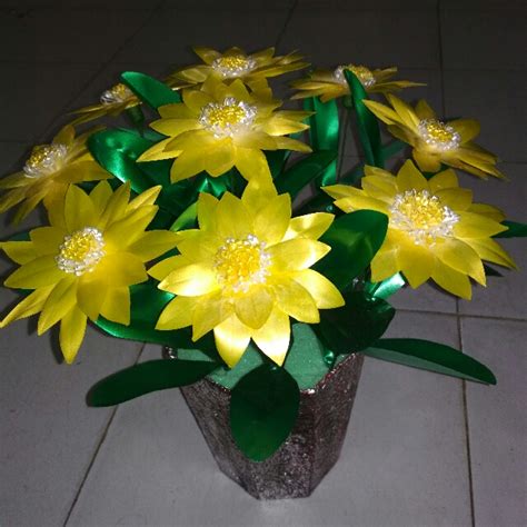 Saat menggunakan pita berkawat, kerutkan pita untuk membentuk rosette dengan menarik sebagian kawat keluar dari tempatnya. Gambar Bunga Dari Pita Jepang - GAMBAR BUNGA