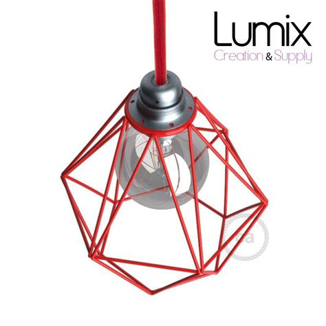Economisez avec notre option de livraison gratuite. cage abat-jour forme diamant de couleur rouge vernis