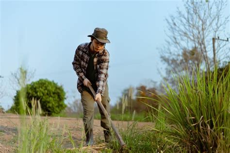 Concepto De Jardiner A Un Agricultor Que Usa Una Azada Cavando El Suelo