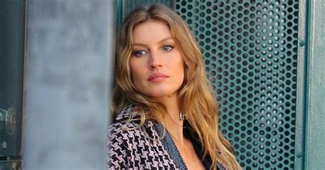 Gisele Bündchen Caught Crying On Cell Phone After Tom Brady Divorce Rumors