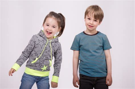 Kostenlose schnittmuster und anleitungen für taschen, kleider, hosen, röcke und vieles mehr aus unseren handmade kultur magazin und von unseren handmaids. Ein Kindershirt selbernähen | pattydoo Blog