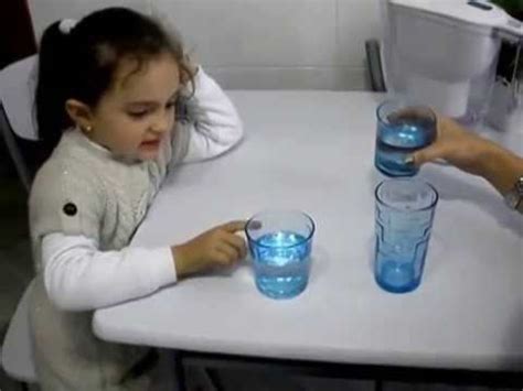 Debemos hacer una torre de vasos de cartón sin manos, tan solo hinchando un globo dentro y levantándolo con ponemos 5 vasos de cristal en línea, y debemos botar una pelota de ping pong contra la mesa e intentar encestarla dentro de cada uno de los vasos. Conservación de la Cantidad... ¿Cambia o no cambia? - Aprender Juntos