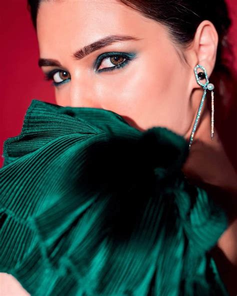 Want Kriti Sanons Emerald Eye Makeup Look Heres How Life Style News The Indian Express