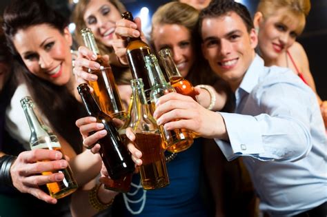Personas En El Club O Bar Bebiendo Cerveza Foto Premium