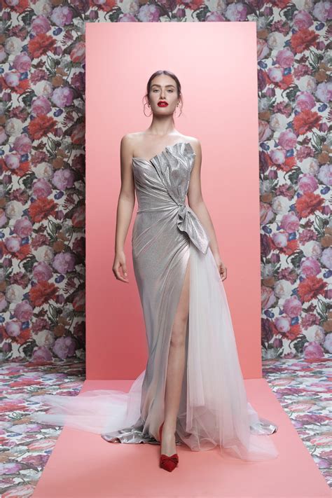 Alisse nuera 2020 hochzeitskleid modenschau, 2020 brautkleid trends und 2020 brautkleid mode präsentiert die faszinierendsten details für die januar 2020, veranstaltet von pullman istanbul hotel, luxus hochzeit fest organisation alisse nuera 2020 brautkleid modenschau wurde auch vorgestellt. Bridal FS 2019 Metallic Details | Vogue Germany (mit ...