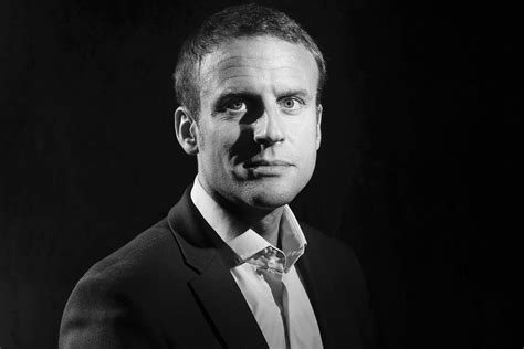 Sur ce sujet, libé estime que le président. Photo officielle : le portrait du président Macron, en ...