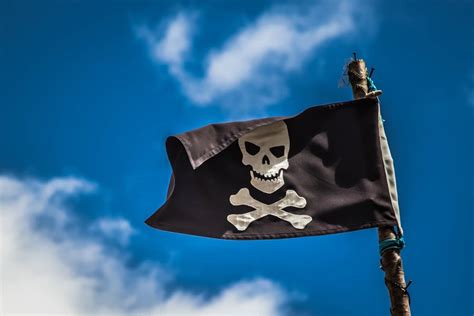 Download Jolly Roger Pirate Flag Wallpaper