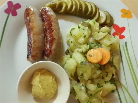 Bayrischer Kartoffelsalat fein abgeschmeckt mit Brühe und Gurken