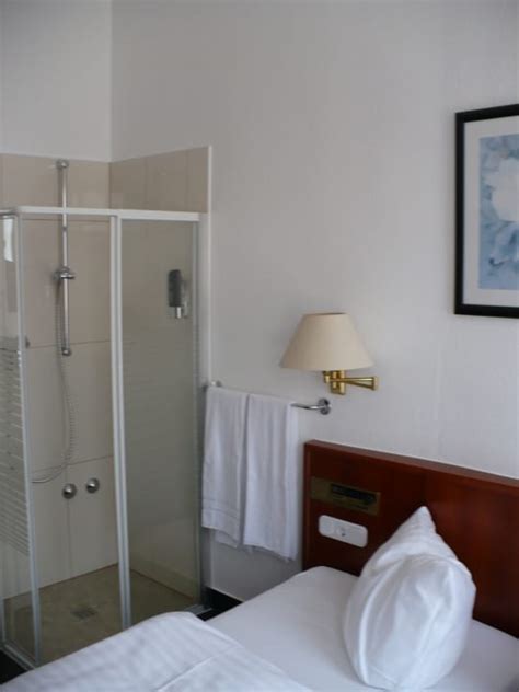 Bademantel, hausschuhe, ein geschenkgruß aus dem social spa, dusche oder. "Zimmer" Astoria Leipzig (Leipzig) • HolidayCheck (Sachsen ...