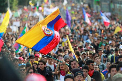 El gobierno colombiano y el comité del paro nacional se sentaron este domingo 16 de mayo para intentar negociar una salida ante el descontento social que ha llevado a miles a protestar en las. Una semana de paro nacional: lo que debes saber sobre las ...