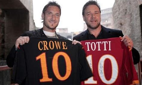 Older than my children, younger than my parents, get the odd job. Roma, Russell Crowe corregge Klopp: 'Il Gladiatore gioca ...