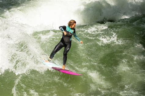 La Fille De Ressac Avec De Longs Cheveux Vont Surfer Image Stock