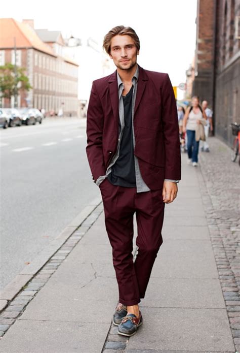 Pull cardigan bariolé et jean slim troué pour le coté casual bohème, chemise blanche et. Style bohème chic homme - Bricolage Maison et décoration