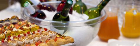 Traditionnellement, le couscous se prépare avec un seul type de viande, car le bouillon et la semoule qui cuit à sa vapeur s'imprègnent de son arôme. COUSCOUS ROYAL au restaurant de la Gaité