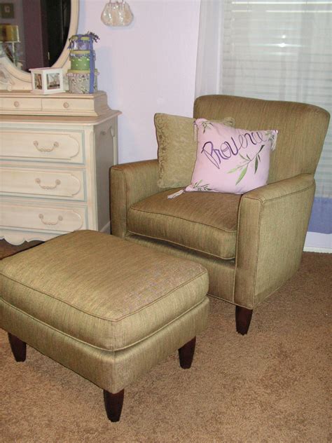 Reading Chairs for Bedroom That Will Make Your Reading Activity More