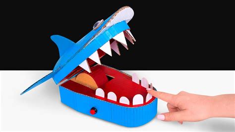 Как сделать игрушечную акулу-стоматолога из картона - YouTube