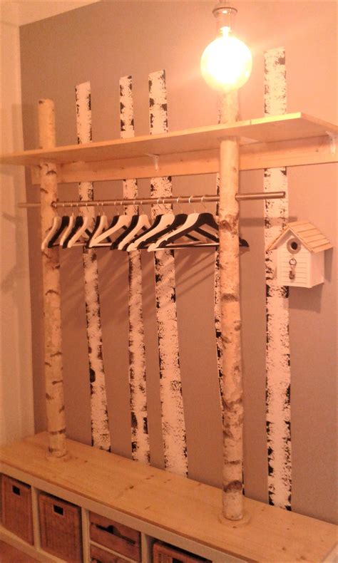 Ist die garderobe abgesägt, muss geschliffen werden. Eine Garderobe aus Birke #BabyRaumgestaltung #birke # ...