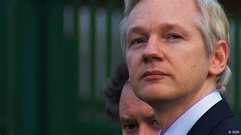 Julian assange will make a fresh bid to be released from prison on wednesday after a british judge ruled that he cannot be extradited to the us to face charges of espionage and of hacking government. Justicia británica niega extradición de Julian Assange ...