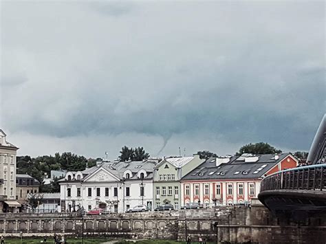 Biskup tarnowski andrzej jeż udzielił w sobotę (29 maja) święceń kapłańskich czternastu alumnom wyższego seminarium duchownego w tarnowie. Trąba powietrzna w Krakowie? Szokujące zdjęcie! [WIDEO ...
