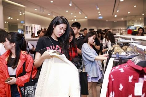 H&m reported the lowest profit of the past 16 years and the largest inventory in the company's history, promising large sales for vietnamese fashion hunters. Sau 1 năm H&M bỏ xa Zara khi có 4 cửa hàng tại Việt Nam